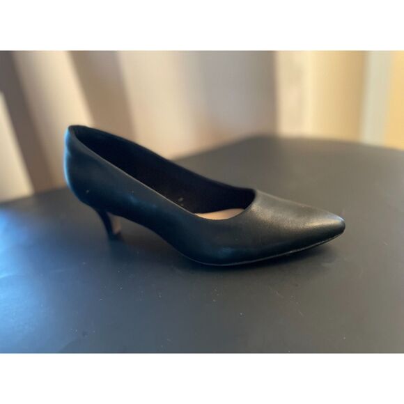 Clarks Women’s Pointed Toe Low Heels — Size 7M — Ultimate Comfort - Picture 2 of 4